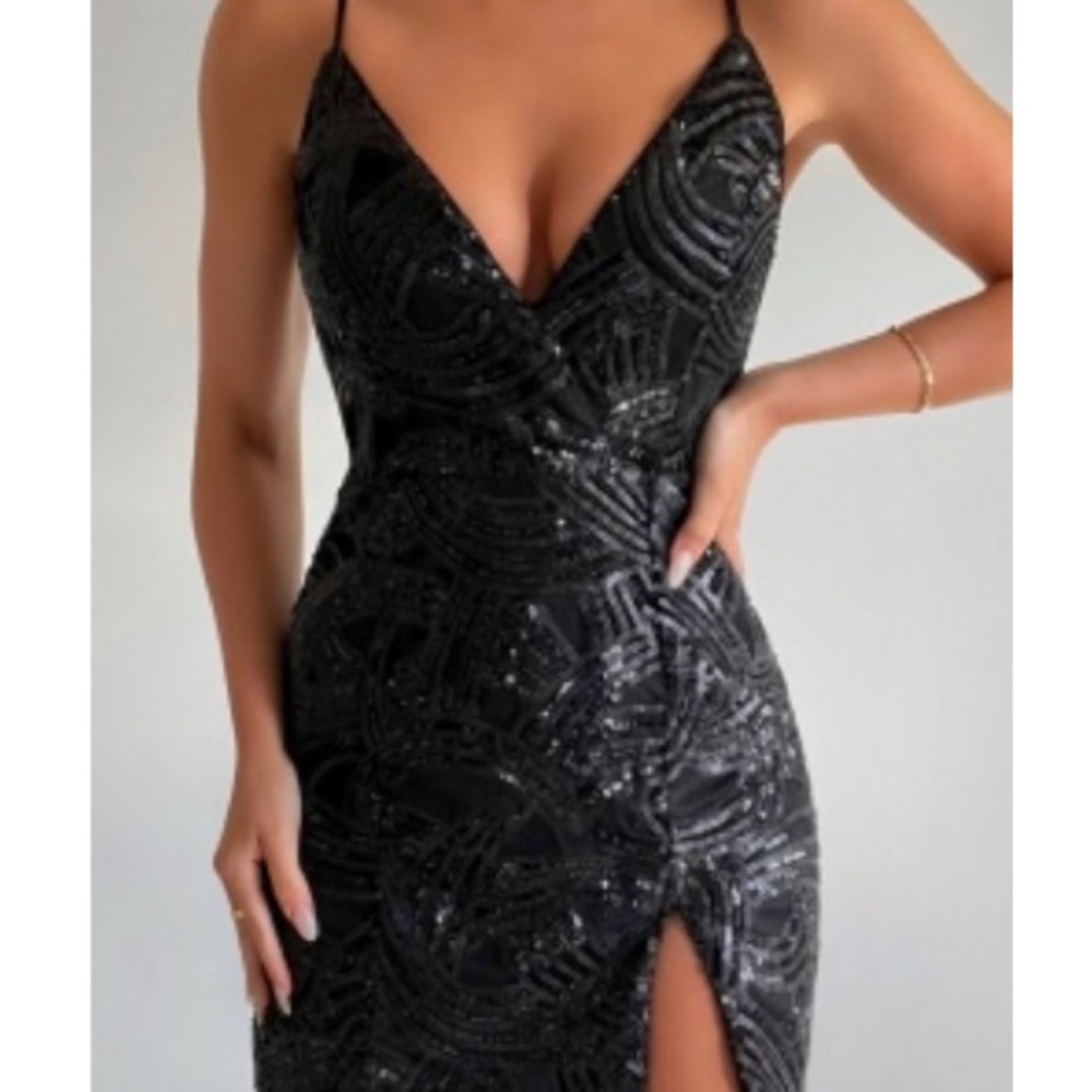 NEVER WORN SHOWPO KENNY SEOUIN V NECK
SPLIT MINI DRESS IN BLACK
SIZE: 16 (4XL)